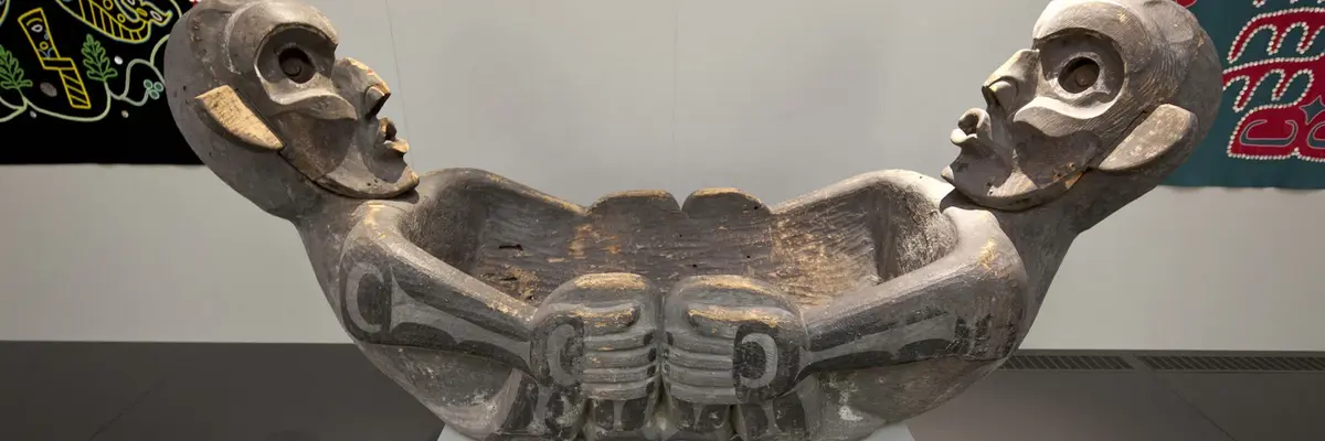 eine aus Holz geschnitzte Schale