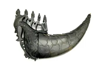 ein Horn, darauf Menschenketten