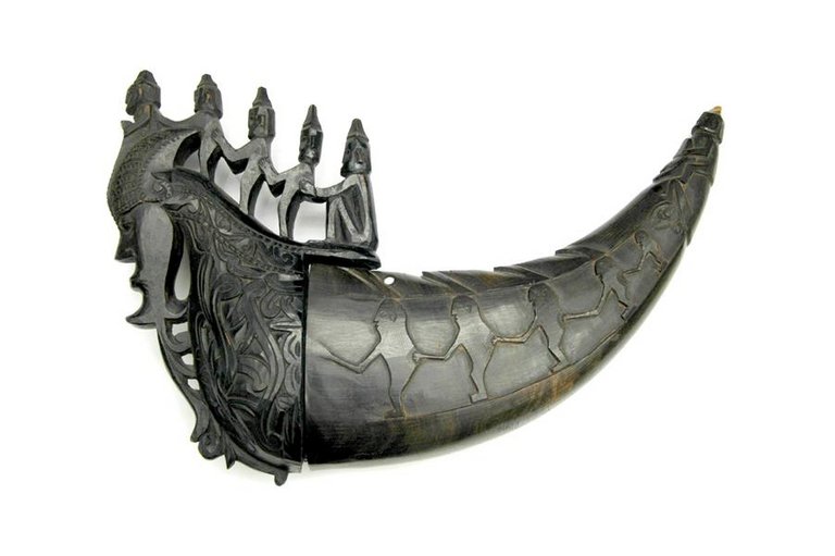 ein Horn, darauf Menschenketten