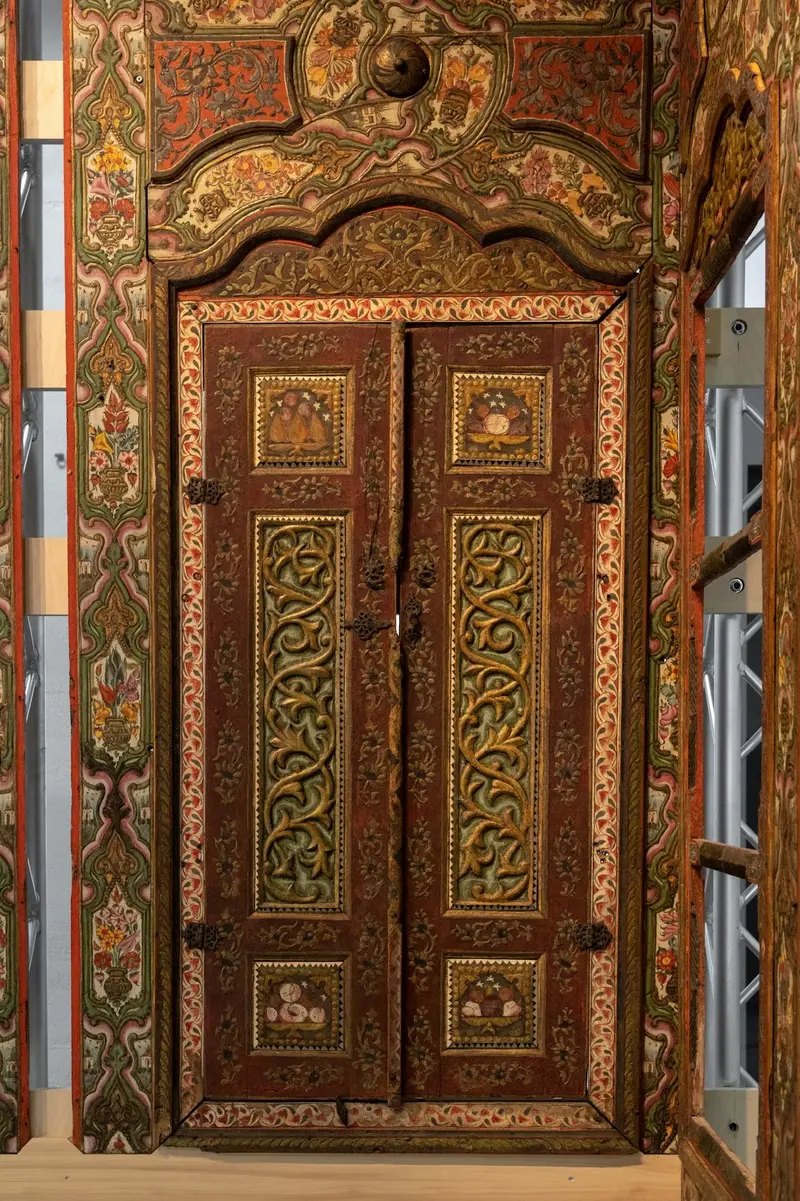 Eine verzierte Tür im Damaskuszimmer