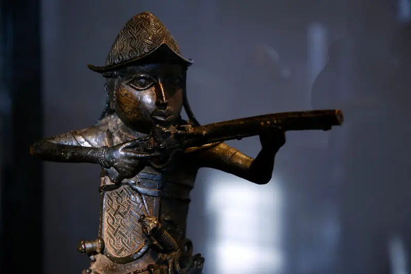 Figur zielt mit einem Gewehr