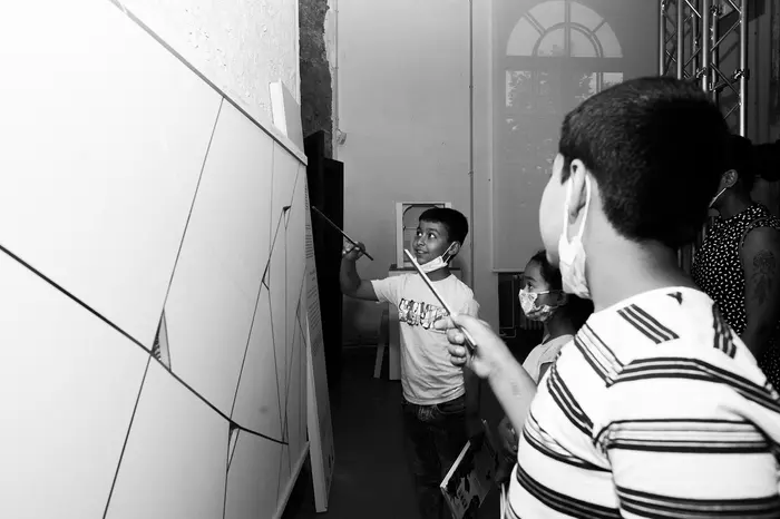 Kinder an einem interaktiven Ausstellungsobjekt