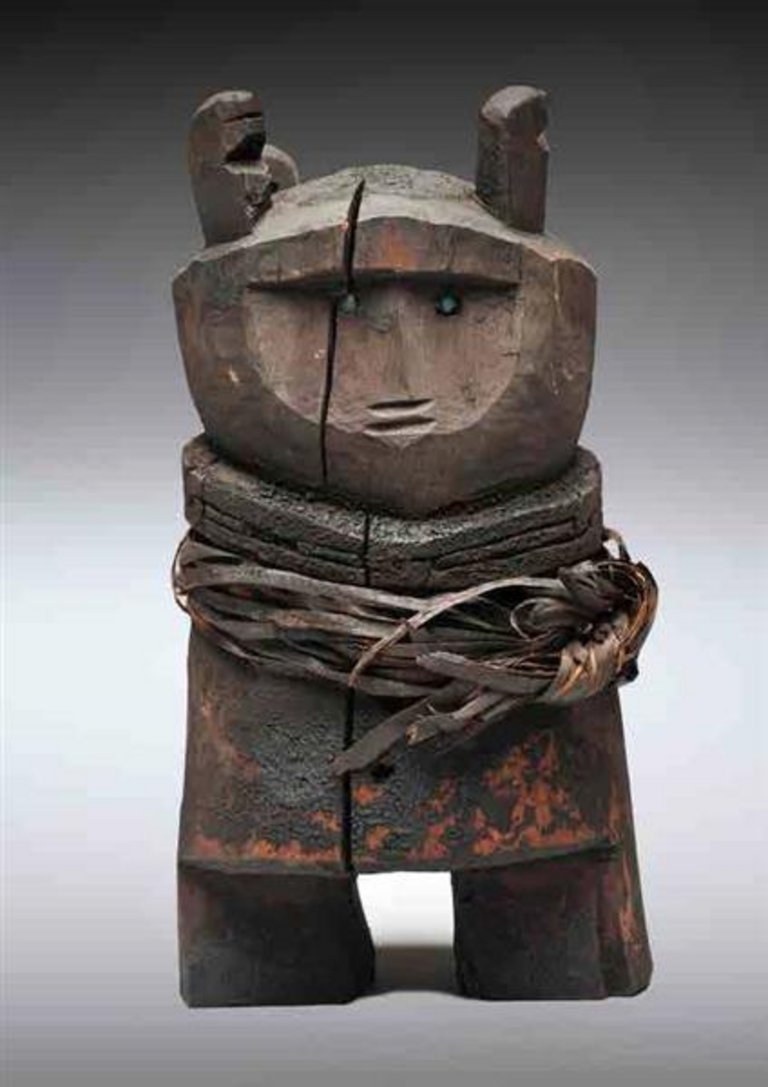 Holzfigur mit großem Kopf