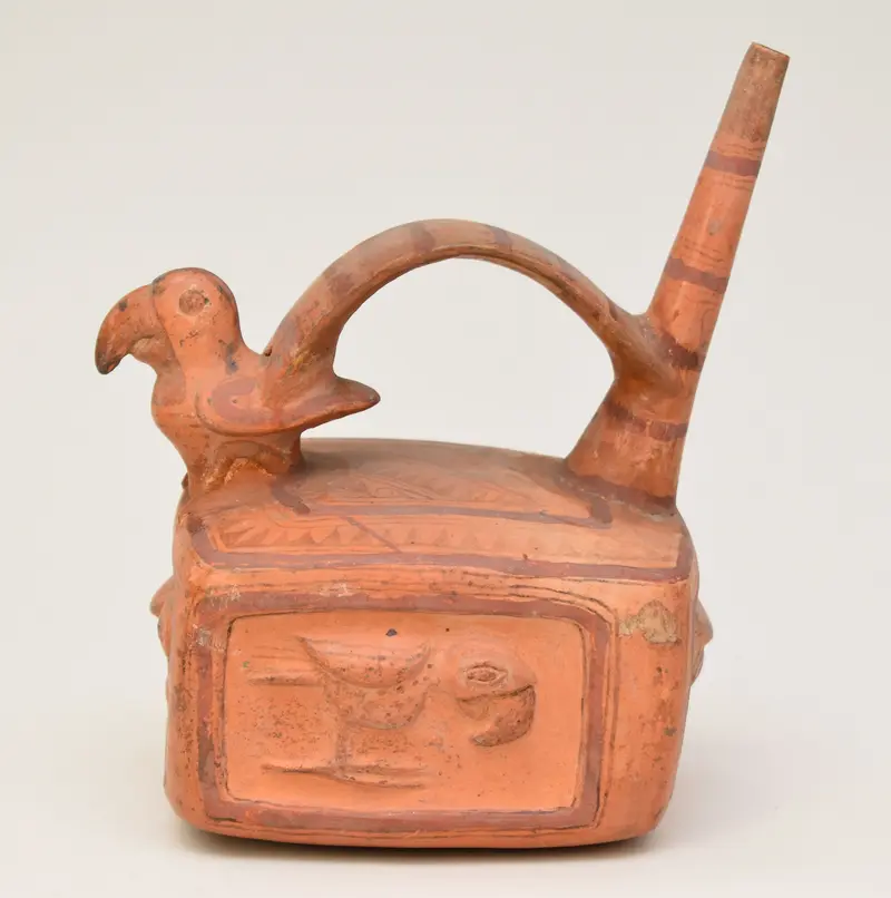 Tonkanne mit Vogelfigur