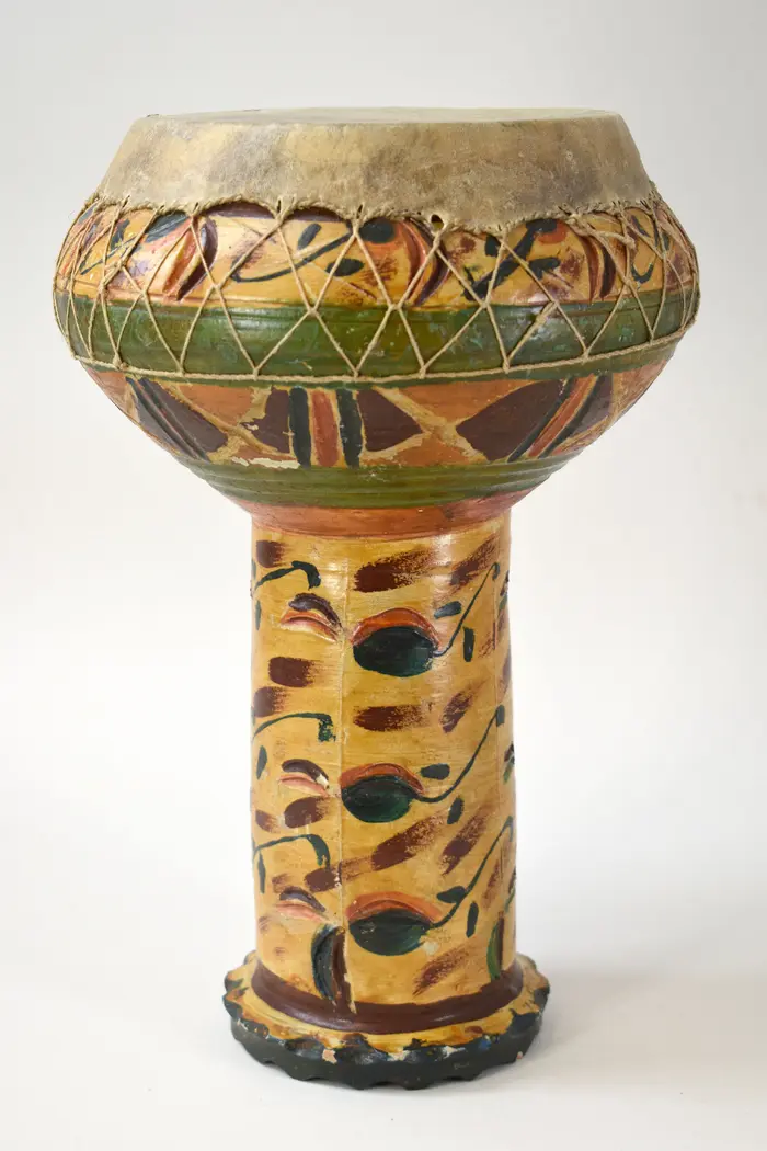 Trommel mit bunten Verzierungen 