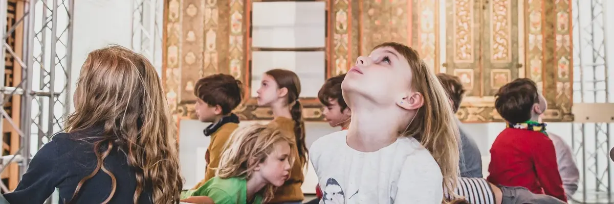 Eine Kindergruppe im Damaskuszimmer