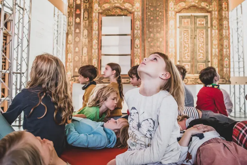 Eine Kindergruppe im Damaskuszimmer