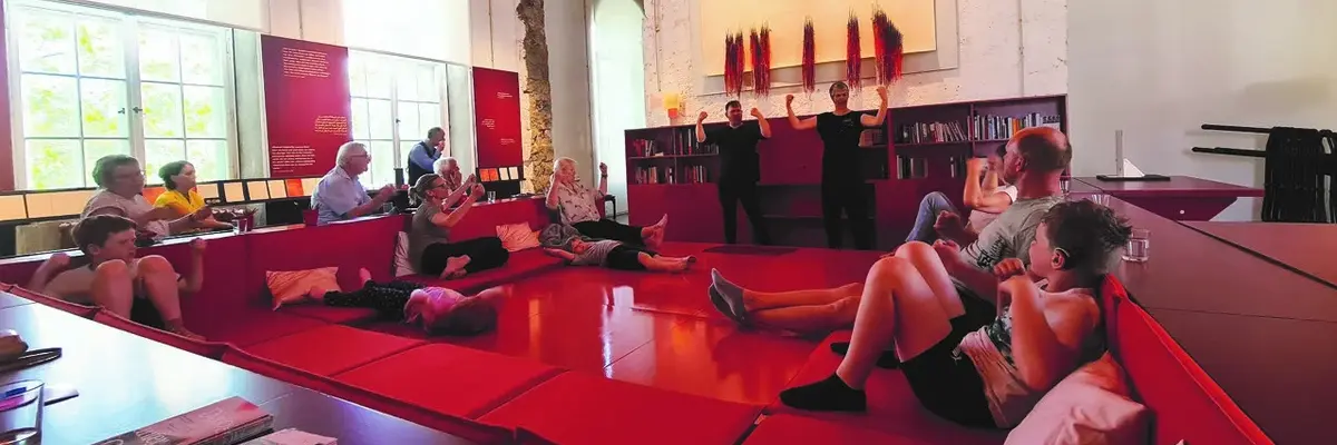 Kinder auf Sofas in einem Museum