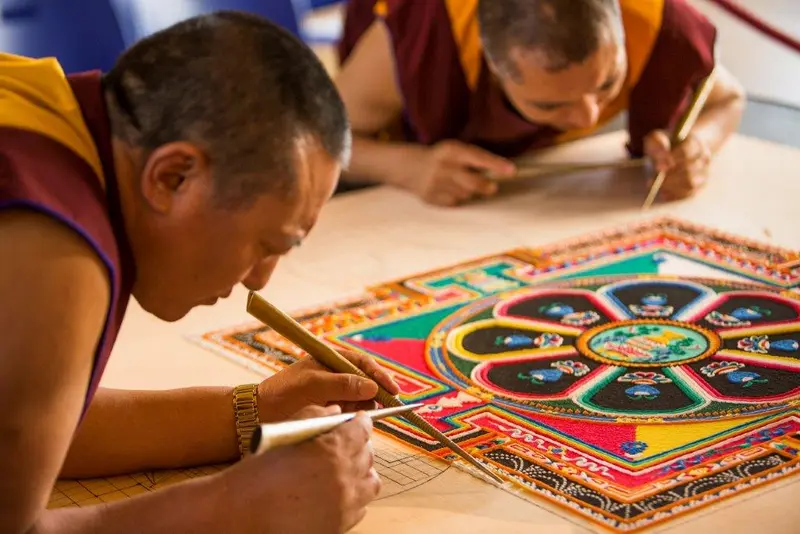 Mönche erstellen ein Mandala