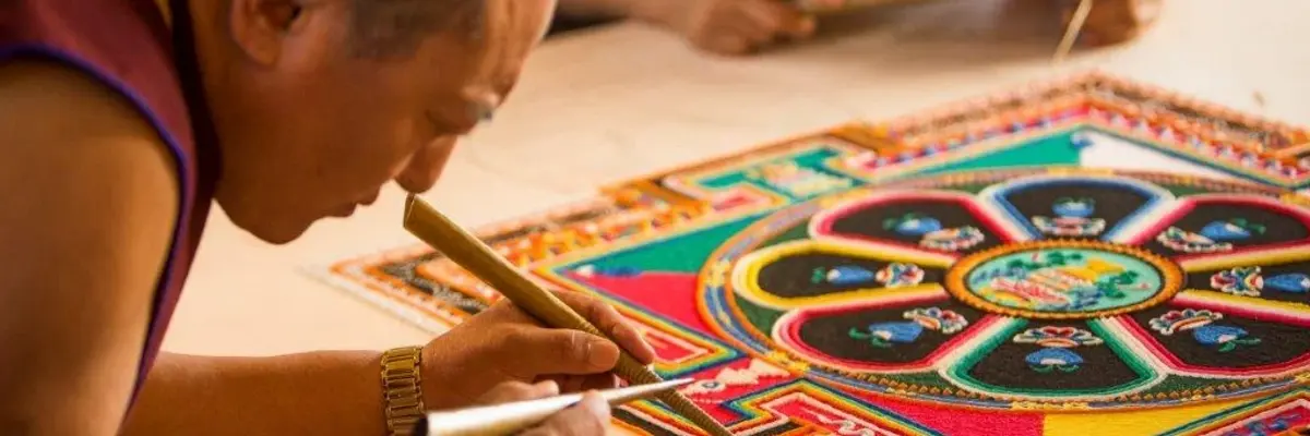 Mönche erstellen ein Mandala