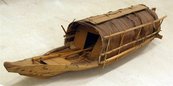 kleines, überdachtes Holzboot 
