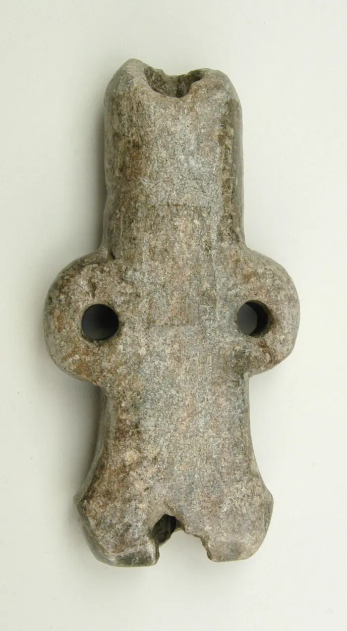 Steinerne Flöte mit runden Verzierungen 