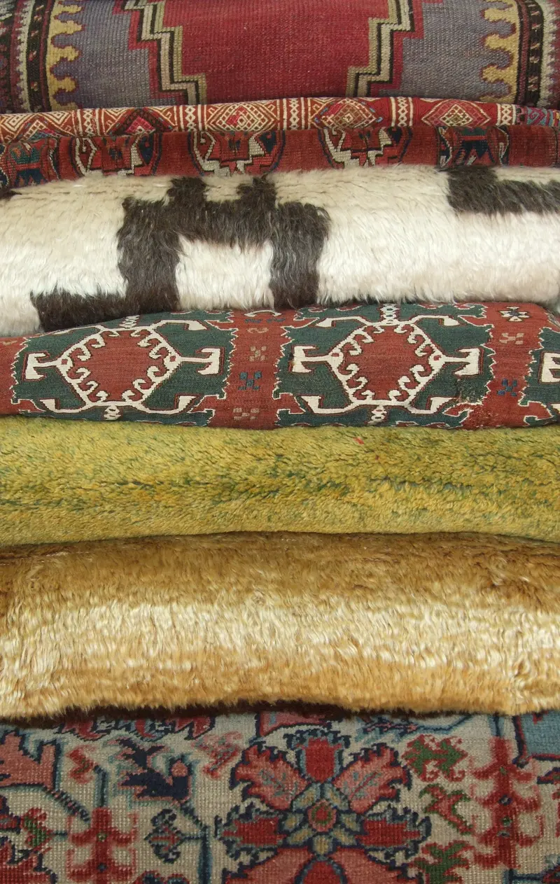 Verschiedene Teppiche übereinander gestapelt