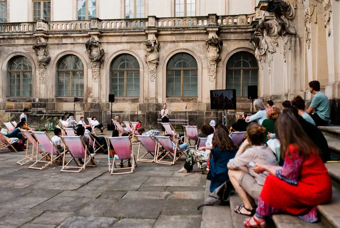 Eröffnung der Präsentation im Innenhof