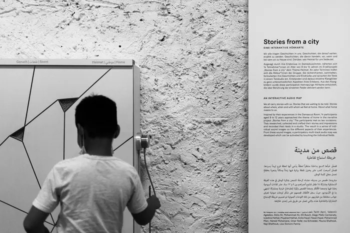 Ein Besucher an einem interaktiven Ausstellungsobjekt