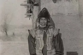 Unbekannter Fotograf, „Orotschone in einem mit Renntierhaar ausgenäthen Mantel“, Nordasien, Sibirienexpedition der Kaiserlich-Russischen Akademie der Wissenschaften 1889/90, Silbergelatine-papier, 16,2 × 11,1 cm, © Museum für Völkerkunde Dresden