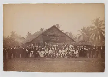Gruppenfoto vor einer Art Scheune