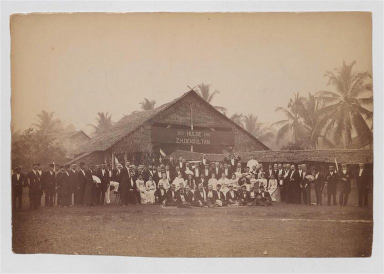 Gruppenfoto vor einer Art Scheune