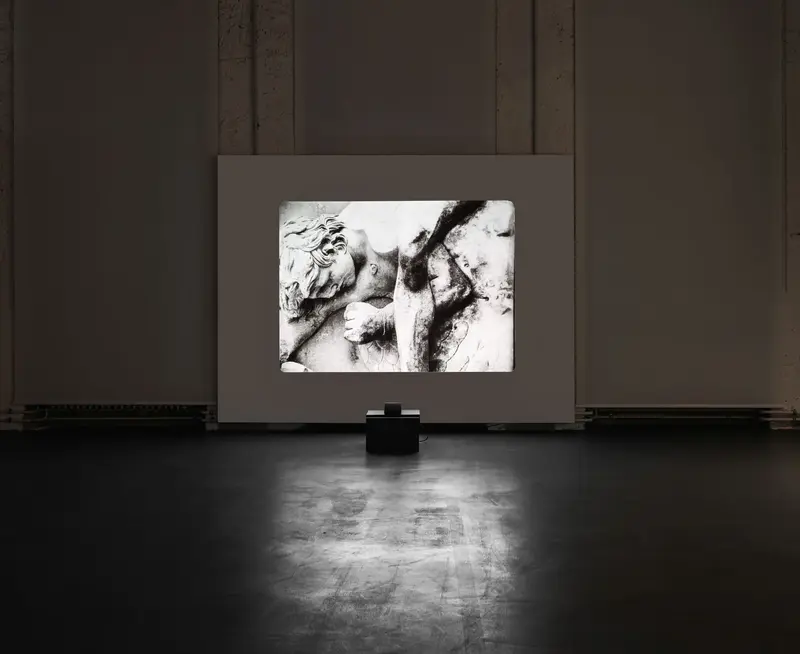 Zu sehen ist der digitalisierte 16-mm-Film einer dreiteiligen Installation Monument to Another Man’s Fatherland des Künstlerduo Lonnie van Brummelen & Siebren de Haan 