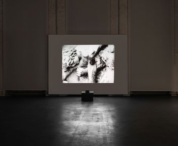 Zu sehen ist der digitalisierte 16-mm-Film einer dreiteiligen Installation Monument to Another Man’s Fatherland des Künstlerduo Lonnie van Brummelen &amp; Siebren de Haan 