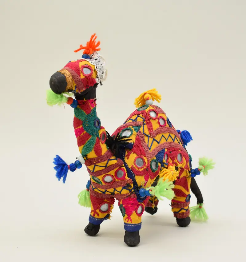 Buntes Stofftier in Form eines Kamels