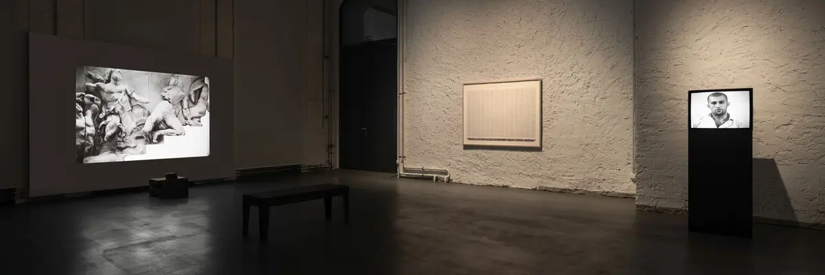 Zu sehen ist die dreiteilige Installation Monument to Another Man’s Fatherland des Künstlerduo Lonnie van Brummelen & Siebren de Haan, die aus einer groformatigen Grafik eines Publikations-Index, einer digitalisierten 16-mm-Film-Arbeit und einem digitaliserten 35-mm-Film besteht, die auf einem Kastenmonitor gezeigt wird.