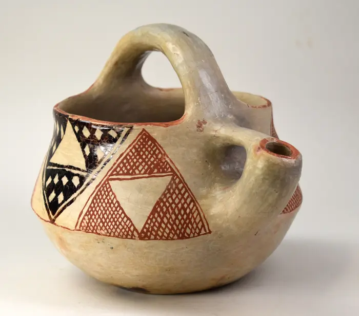 Kanne mit verschiedenen bunten Mustern