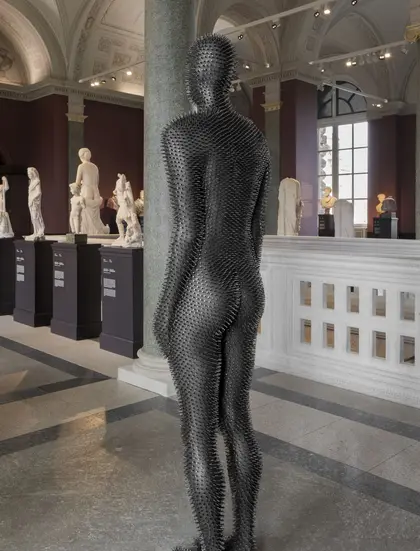 Rückenansicht einer Figur mit schwarzen Stacheln