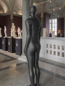Antony Gormley, Under my Skin, 1997 Rückenansicht einer Figur mit schwarzen Stacheln