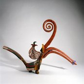 geschnitzter Vogel mit geringeltem Horn